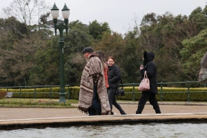 Chuva enfraquece e temperaturas caem ainda mais ao longo da semana no Paraná