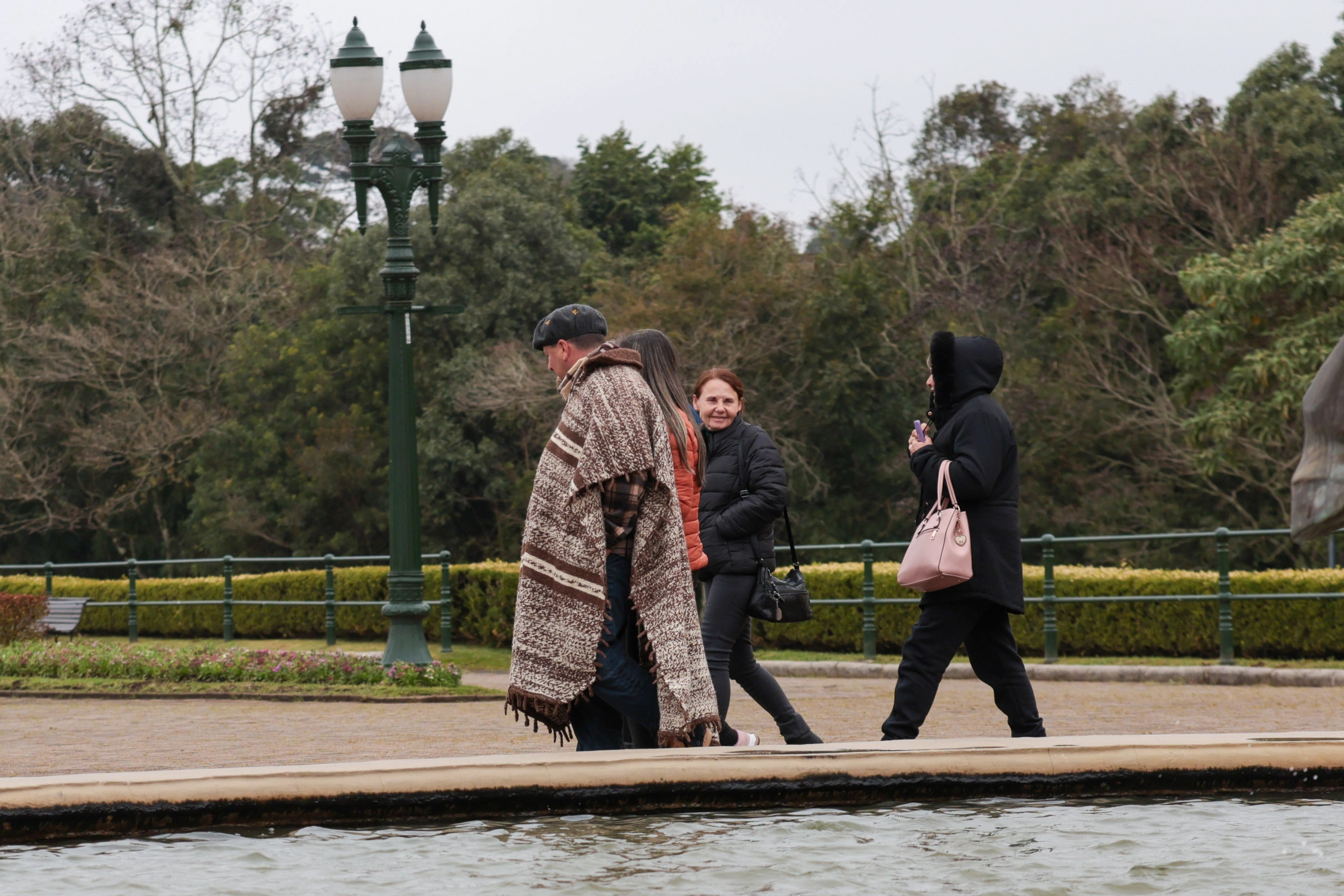 Chuva enfraquece e temperaturas caem ainda mais ao longo da semana no Paraná