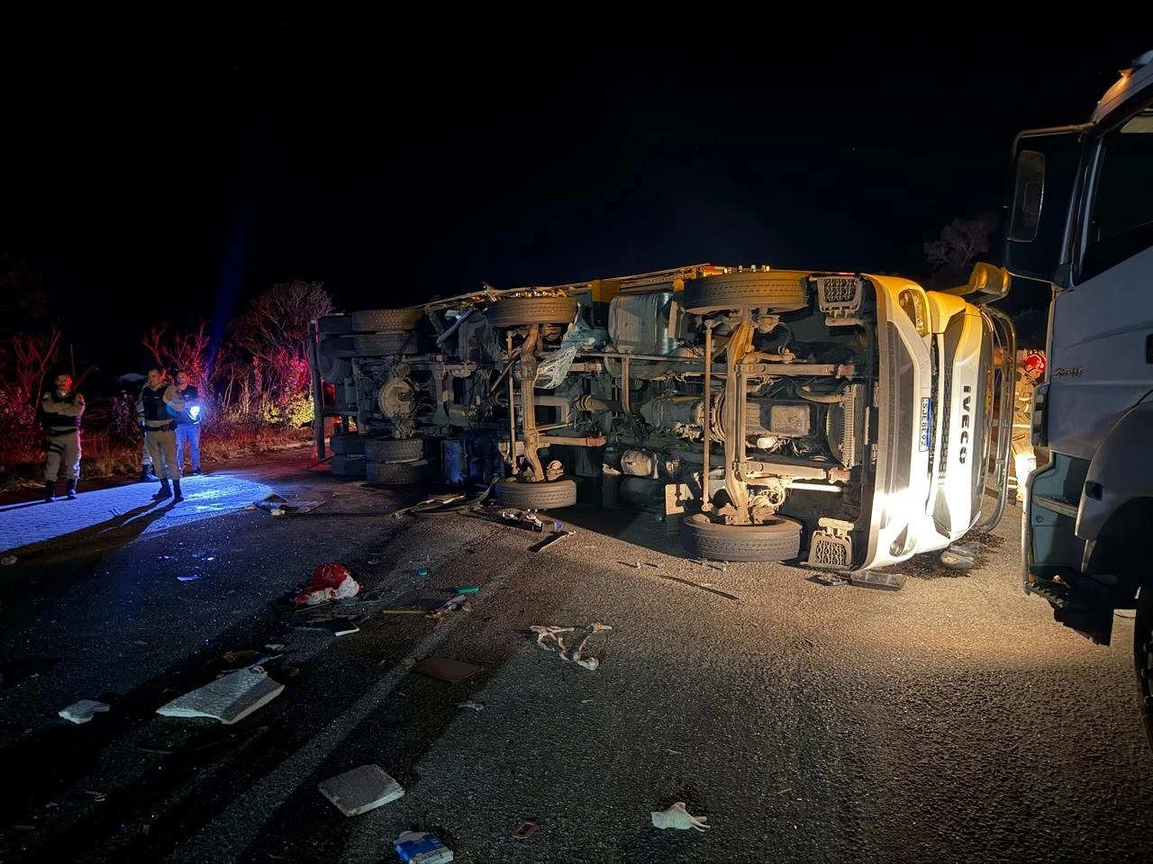 Acidente com ônibus e carreta na BR-116 deixa 6 mortos em MG