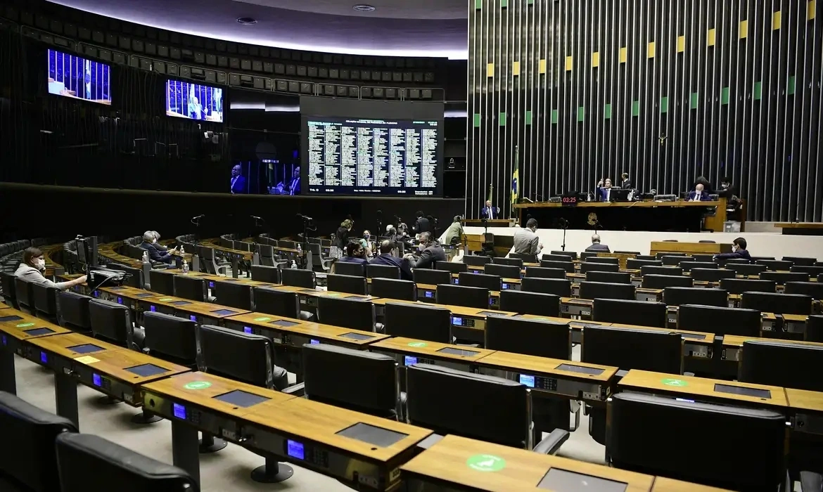 Câmara dos Deputados anuncia concurso público com mais de 150 vagas; salários chegam a R$ 30,8 mil