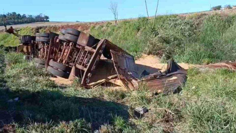 Carreta carregada com soja tomba após desviar de trator na BR-163, em Toledo