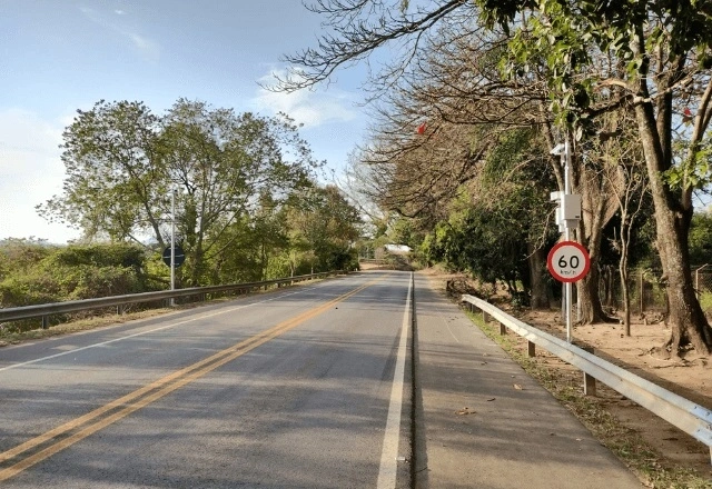 Radares que calculam velocidade média entre dois pontos serão testados em 13 trechos de rodovias do Paraná