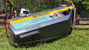 Homem furta van escolar, capota durante fuga e é preso no Paraná