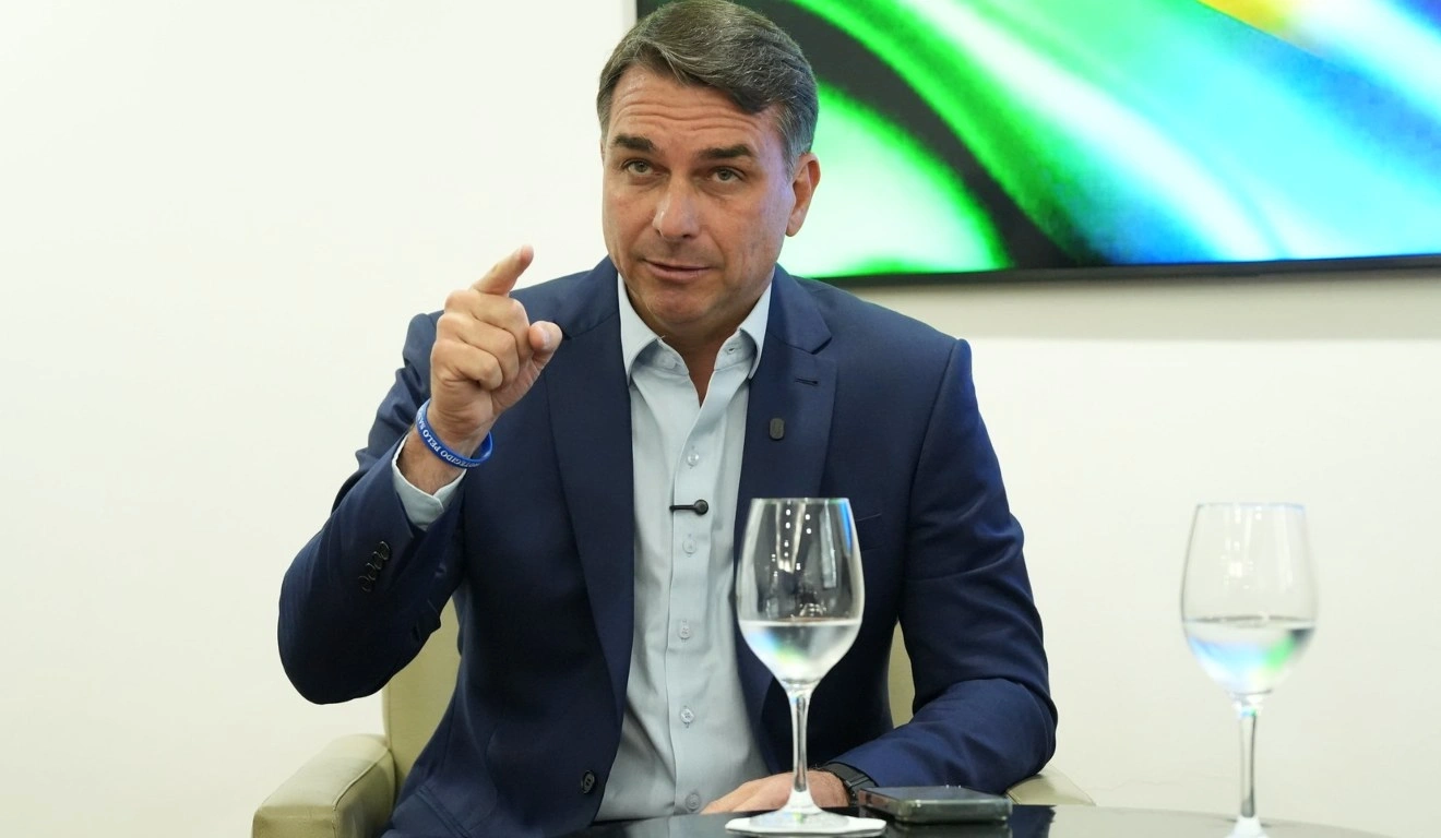 Flávio: Lula acha que pobre é otário; pobre é esperto e quer trabalho