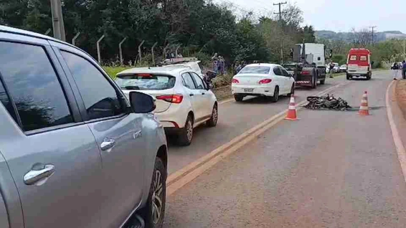 Moto pega fogo após colisão e motociclista fica gravemente ferido na PR-317, em Toledo