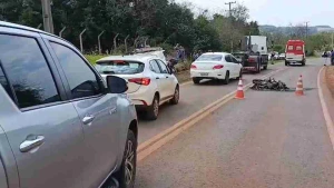 Moto pega fogo após colisão e motociclista fica gravemente ferido na PR-317, em Toledo