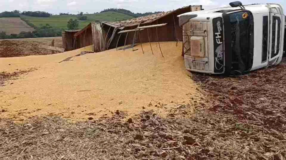 Carreta carregada com 35 toneladas de milho tomba em estrada rural de Toledo