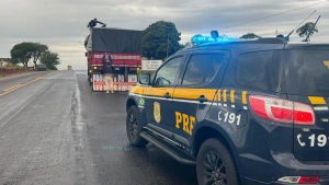 PRF apreende carreta com contrabando de cigarros escondido sob carga de milho após pane seca na BR-163, em Mercedes