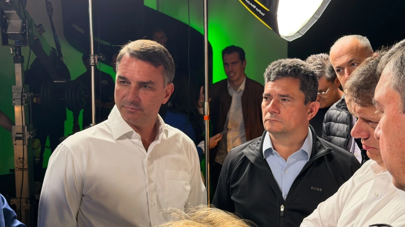 “Quero deixar claro que o candidato da Força Bolsonaro no Paraná ao governo é Sergio Moro”, diz Flávio ao lado de Moro em superlive
