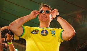 “Não entregou a picanha e vai entregar caneta?”: Flávio Bolsonaro provoca Lula