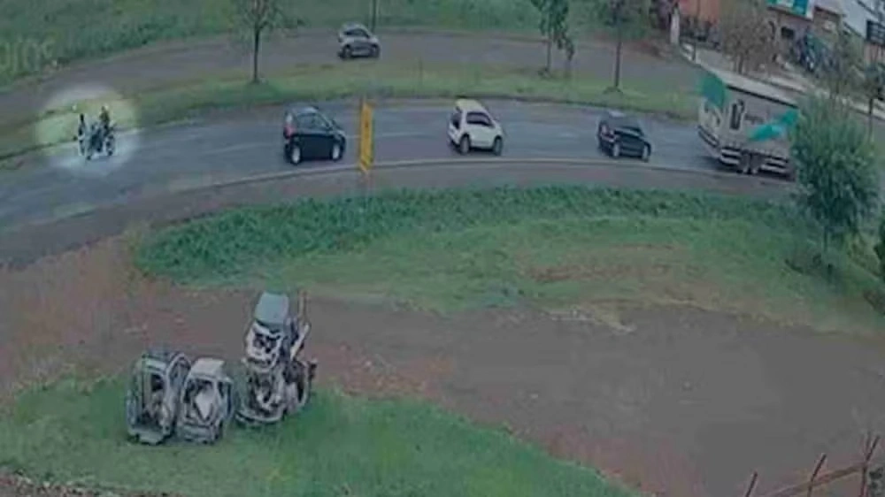 Grávida tem perna amputada após ser atropelada por moto ao atravessar rua no Paraná