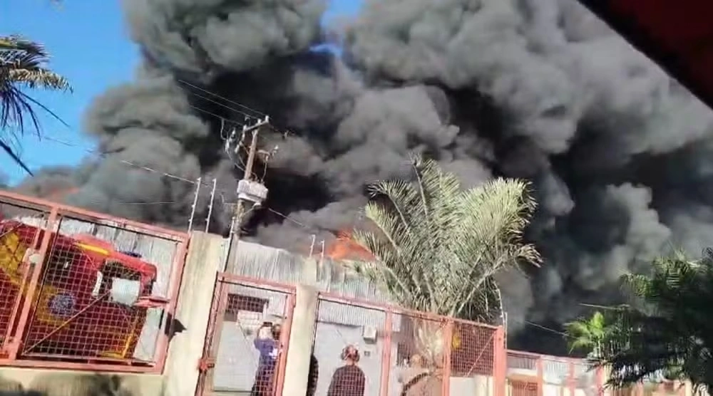 Barracão de fábrica de colchões é destruído por fogo no Paraná, e bombeiros suspeitam que fagulha causou incêndio