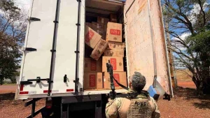 PRF apreende 250 mil maços de cigarros contrabandeados em Assis Chateaubriand