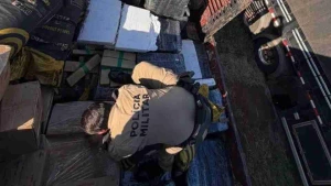 Mais de 1,5 tonelada de maconha é encontrada em caminhão na BR-277
