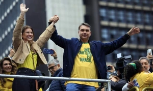 Flávio Bolsonaro diz que vai ao debate da Globo e desafia Lula a participar do embate antes do 1º turno