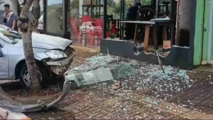 Carro invade loja após batida com outro veículo e deixa mulher ferida em Toledo