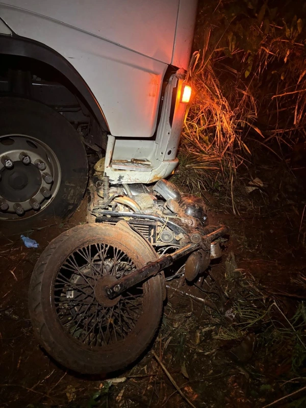 Motociclista de 22 anos morre após colisão envolvendo caminhões e moto na PR-585, em Toledo