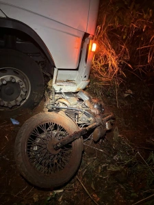 Motociclista de 22 anos morre após colisão envolvendo caminhões e moto na PR-585, em Toledo