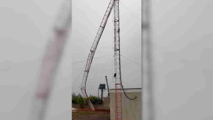 Rajada de vento derruba torre de rádio durante temporal em Assis Chateaubriand