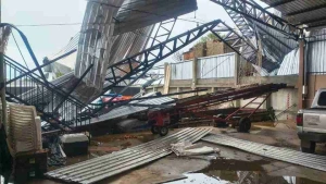 Temporal causa destruição no Centro de Eventos de Laranjeiras do Sul