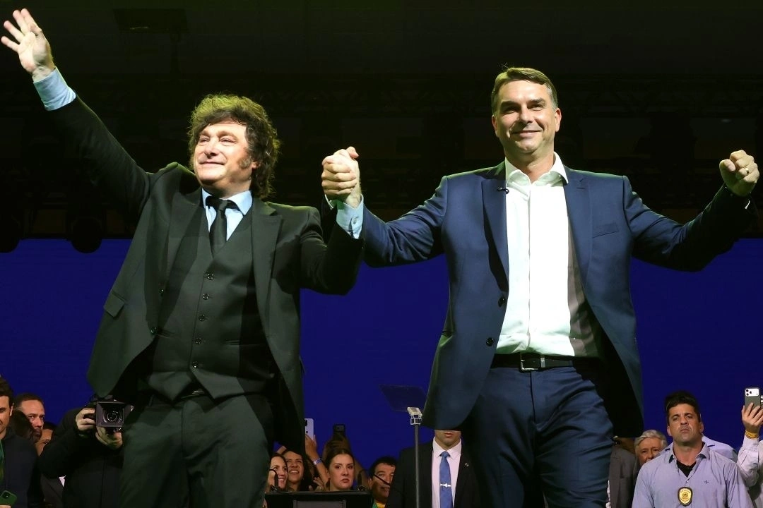 Javier Milei parabeniza Flávio Bolsonaro por resultado no 1º turno