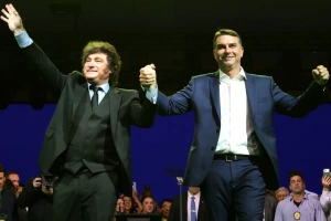 Milei parabeniza Flávio Bolsonaro por resultado no 1º turno
