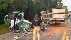 Ipiranga - Polícia Civil aponta culpa de ambos os motoristas em acidente com 23 mortes no Paraná