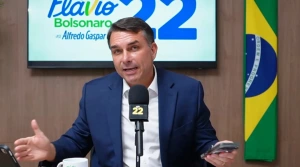 Eleições - "Daqui a pouco até o Lula vai declarar apoio", ironiza Flávio sobre alianças no 2º turno