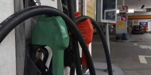 Economia - Governo zera imposto da gasolina a 16 dias do 2º turno