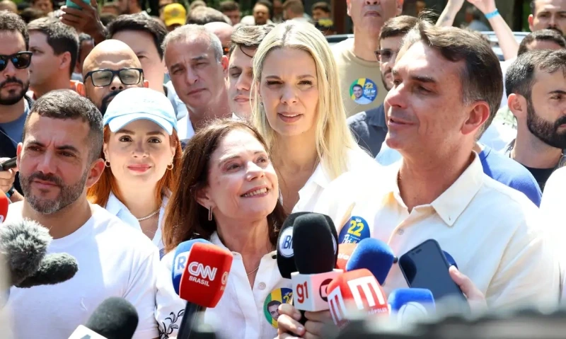 RJ - Flávio Bolsonaro diz que vai manter Bolsa Família e Farmácia Popular