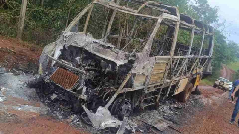 Toledo - Ônibus escolar terceirizado pega fogo com motorista e criança