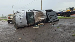Trânsito - Capotamento deixa quatro pessoas feridas em Marechal Rondon
