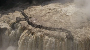 Foz - Passarela das Cataratas do Iguaçu é fechada após cheia