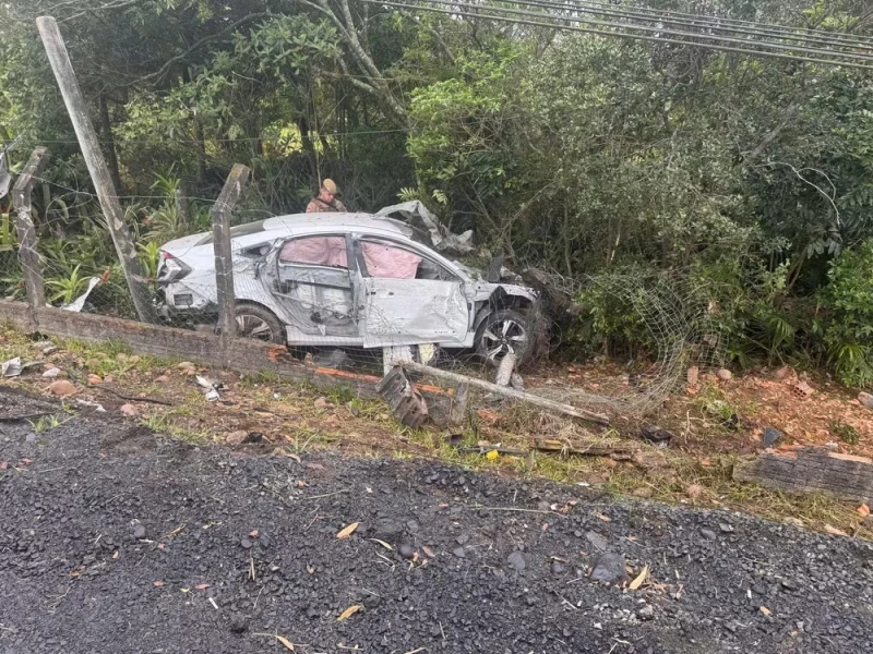 SC - Suspeito de matar ex e namorado dela a facadas é preso após bater carro