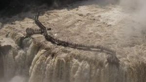 Foz - Acesso às Cataratas do Iguaçu do lado argentino é fechado temporariamente devido à alta vazão das quedas