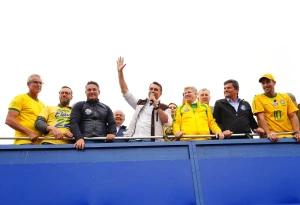 RS - Flávio Bolsonaro afirma que Lula abandonou com promessas não cumpridas após a tragédia das enchentes