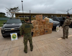 Fronteira - BPFron e Polícia Federal apreendem 800 pacotes de cigarros em área rural de Mercedes