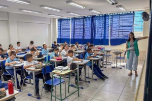 Educação - Flávio quer escolas militares; Lula propõe ampliar educação integral