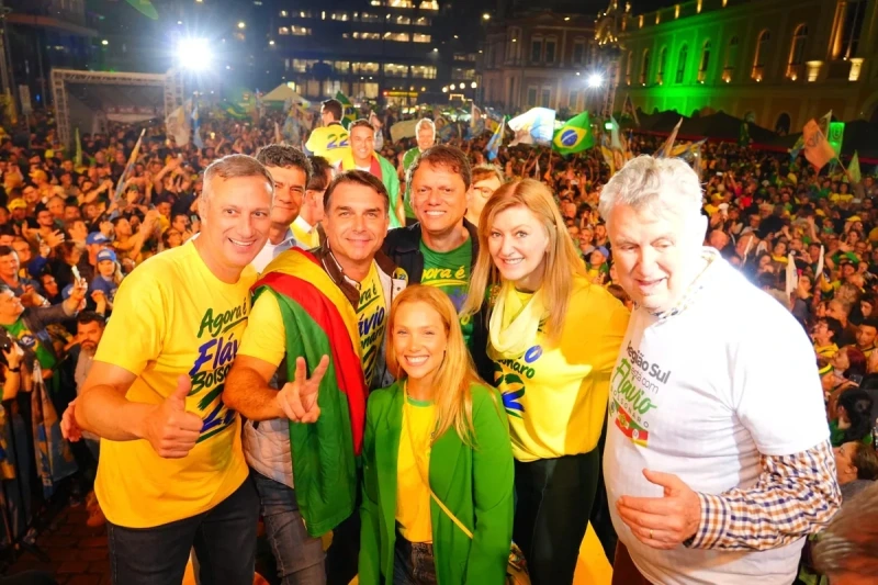Flávio Bolsonaro avisa: “Eu vou resgatar o Brasil da lama que o Lula enfiou o nosso país”, em alusão também às enchentes no Rio Grande do Sul