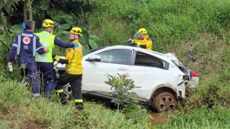 BR 163 - Acidente entre carro e caminhão mata duas crianças e uma mulher no interior do PR