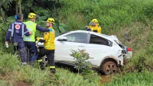 BR 163 - Acidente entre carro e caminhão mata duas crianças e uma mulher no interior do PR