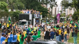 Eleições 2026 - Multidão toma Curitiba em carreata por Flávio Bolsonaro com Moro e governadores do Sul