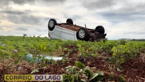 PR 488 - Ford Ka sai da pista, bate contra árvore e capota em Santa Helena
