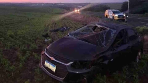 PR 486 - Jovem de 20 anos morre após ser ejetado de carro durante capotamento em Brasilândia do Sul