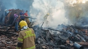 Toledo - Incêndio destrói barracão centenário e mata animais
