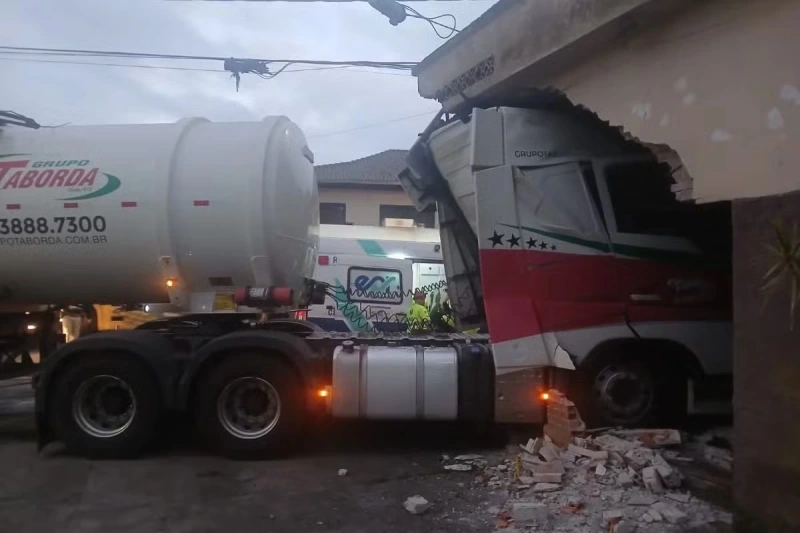 Trânsito - Motorista de caminhão morre ao atingir parede de mercado, no Paraná; estrutura de imóvel teve 'colapso parcial'