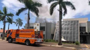 Região - Incêndio destrói decoração natalina e atinge salas da Casa da Cultura em Assis Chateaubriand