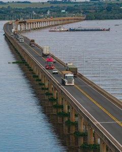 Guaíra - Ponte Ayrton Senna recebe iluminação com energia solar e novos dispositivos de segurança