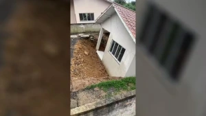 Paraná - Casa fica inteira depois de deslizar em barranco que cedeu com chuvas