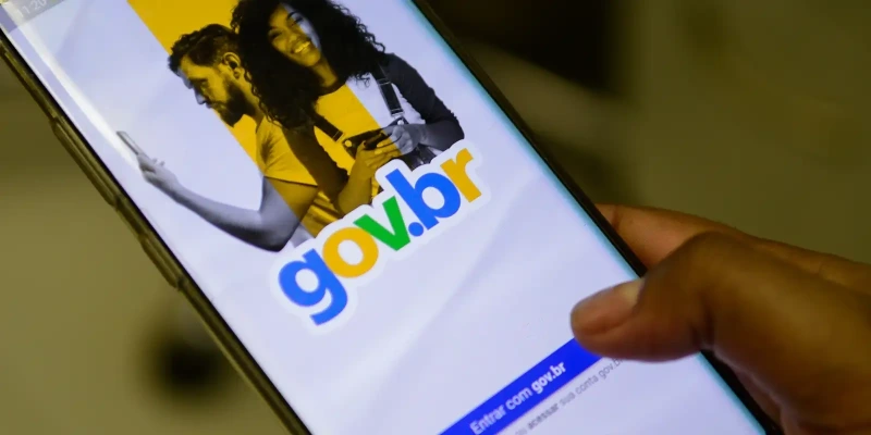 Eleições - Flávio Bolsonaro denuncia uso ilegal da estrutura digital do GOV.BR para disparo massivo de mensagens com objetivo eleitoreiro